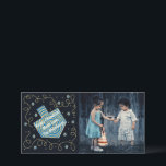 Chanukah Dreidel Pinwheel Feiertagskarte<br><div class="desc">Happy Holiday, Hanukkah/Chanukah Foto Card, Dreidel Pinwheel Glossy, Fotokarte mit weißem Umschlag. Personalisieren durch Ersetzen von Foto und Wortlaut, "Happy Chanukah! Viel Liebe, The Blumbergs" Anpassen Sie die Formulierung, indem Sie Ihren bevorzugten Schriftart Stil, Farbe und Größe wählen. Anpassen, verändern und neu definieren, um Designelemente, Foto, dunkles Rechteck und Nachrichten...</div>