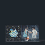 Chanukah Dreidel Pinwheel Feiertagskarte<br><div class="desc">Happy Holiday, Hanukkah/Chanukah Foto Card, Dreidel Pinwheel Glossy, Fotokarte mit weißem Umschlag. Personalisieren durch Ersetzen von Foto und Wortlaut, "Happy Chanukah! Viel Liebe, The Blumbergs" Anpassen Sie die Formulierung, indem Sie Ihren bevorzugten Schriftart Stil, Farbe und Größe wählen. Anpassen, verändern und neu definieren, um Designelemente, Foto, dunkles Rechteck und Nachrichten...</div>