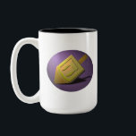 Chanukah Dreidel-Tasse Zweifarbige Tasse<br><div class="desc">Golden Dreidel auf Tasse</div>