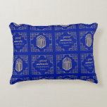 Chanukah/Hanukkah Art Deco Gold Dreidels Dekokissen<br><div class="desc">Hanukkah/Chanukah, Art-Déco-Stil, goldene Dreiecke auf blauem Hintergrund. Zwei Kissen, die in 3 Stoffauswahl-Varianten angeboten werden (der Preis ändert sich je nach Stoffauswahl). Personalisieren Sie Ihre Vorder- und Rückseite, indem Sie Ihren eigenen Text löschen, Text einfügen und hinzufügen. Verwenden Sie Ihre Lieblings-Schriftart-Größe, Stil und Farbe. Die Hintergrundfarbe kann durch die Auswahl...</div>