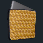Chanukah Hanukkah Braided Challah Brot Holiday Laptopschutzhülle<br><div class="desc">Die Laptop-Hülle zeigt eine originelle Marker-Abbildung eines Laib geflochtenen herausfordernden Brotes. Ideal für Hanukkah Feierlichkeiten! Sehen Sie nicht,  wonach Sie suchen? Brauchen Sie Hilfe bei der Anpassung? Klicken Sie auf "Kontakt mit diesem Designer",  um etwas für Sie erstellt zu haben!</div>