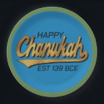 Chanukah Happy Retro Green Trim Pappteller<br><div class="desc">Chanukah Happy Retro Green Trim Paper Teller. Ersetzen Sie Text durch Ihre eigene Nachricht. Verwenden Sie Ihren bevorzugten Schriftart Stil, Farbe und Größe. Hintergrundfarben können ausgetauscht werden. Danke, dass ihr angehalten und vorbeigekommen seid! Viel geschätzt! Happy Chanukah/Hanukkah! Größe und Stil: 9" Rundpapier-Platte werfen Sie ein spektakuläres Party mit vollständig anpassbaren...</div>