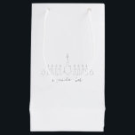 Chanukah Kleine Geschenktüte<br><div class="desc">Chanukah verdient etwas mehr - etwas Besonderes! Dieses Design zeichnet sich durch eine wunderschöne,  vereinfachende,  minimalistische Ästhetik mit moderner Touch und einem zarten Flair aus. Celebrate Chanukah mit koordinierender Dekoration und Geschenkartikel. Machen Sie dieses Jahr ein Chanukah zu erinnern!</div>
