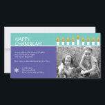 Chanukah Menorah Foto-Karte Feiertagskarte<br><div class="desc">Beleuchten Sie das menorah und teilen Sie Ihre Freude auf Chanukah. Eine Fotokarte, die Ihre geliebten zur Schau stellt, krönte durch ein voll-beleuchtetes Chanukah menorah. Aller Text ist kundengerecht und sitzt gegen die Platten von reichem Lila und aquamarin mit einem subtilen Kreismuster, hervorgehoben durch einen Davidsstern In der Ecke. Verfügbar...</div>