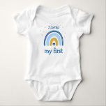 Chanukah Niedlich Personalisiert HEBREW Menorah Ra Baby Strampler<br><div class="desc">Personalisieren Sie dieses Baby's First Chanukah Rainbow Menorah Chanukah. Hanukkah Baby Bodysuit. Das beliebte Rainbow-Design, das zu einer fröhlichen Hanukka/ Chanukah-Menorah auf dem Reverse drehe, wird bestimmt jeden zum Lächeln bringen! Dieses bezaubernde Geschenk ist ein lustiger Weg, um ein neues Baby und den Holiday von Hanukkah zu feiern. Jeder Text...</div>