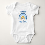 Chanukah Niedlich Personalisiert HEBREW Menorah Ra Baby Strampler<br><div class="desc">Personalisieren Sie dieses Baby's First Chanukah Rainbow Menorah Chanukah. Hanukkah Baby Bodysuit. Das beliebte Rainbow-Design, das zu einer fröhlichen Hanukka/ Chanukah-Menorah auf dem Reverse drehe, wird bestimmt jeden zum Lächeln bringen! Dieses bezaubernde Geschenk ist ein lustiger Weg, um ein neues Baby und den Holiday von Hanukkah zu feiern. Jeder Text...</div>