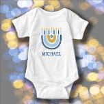 Chanukah Niedlich Personalisiert Menorah Rainbow B Baby Strampler<br><div class="desc">Personalisieren Sie dieses Baby's First Chanukah Rainbow Menorah Chanukah. Hanukkah Baby Bodysuit. Das beliebte Rainbow-Design, das zu einer fröhlichen Hanukka/ Chanukah-Menorah auf dem Reverse drehe, wird bestimmt jeden zum Lächeln bringen! Dieses bezaubernde Geschenk ist ein lustiger Weg, um ein neues Baby und den Holiday von Hanukkah zu feiern. Jeder Text...</div>