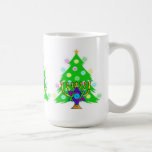 Chanukah und Weihnachten Kaffeetasse<br><div class="desc">Weihnachten und Chanukka auf Geschenken für Familien zwischen Glaubensrichtungen, die die Freude am Weihnachten und Schönheit von Chanukah feiern. Die Aufmachung von von Weihnachtenbaum und menorah mit jüdischem Davidsstern umgab durch Feiertagsgeschenke auf Grußkarten, Porto, Geschenkideen und Kleid für die Familie.</div>