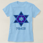Chanukka-Friedenskunst T-Shirt<br><div class="desc">Blues aller Schatten, Flieder und Lavendels in einer Blumenform mit einem geknoteten sechs-mit Seiten versehenen Stern in der Mitte sind eine große Weise, Chanukka zu feiern und Ihre Individualität gleichzeitig auszudrücken.</div>