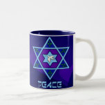 Chanukka-Friedenskunst Zweifarbige Tasse<br><div class="desc">Blues aller Schatten, Flieder und Lavendels in einer Blumenform mit einem geknoteten sechs-mit Seiten versehenen Stern in der Mitte sind eine große Weise, Chanukka zu feiern und Ihre Individualität gleichzeitig auszudrücken.</div>
