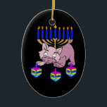 Chanukka-Miezekatze Keramikornament<br><div class="desc">Der Spaß,  der,  der,  der,  der,  der,  der,  der,  der,  der,  der,  der spinnt entzückender,  glücklicher Chanukka-Miezekatze,  der dreidels vor einem traditionellen jüdischen menorah ist perfekt für Chanukah Geschenke und Geschenkideen für die Feiertage.</div>