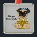 Chanukka-Mops-Hund Ornament Aus Metall<br><div class="desc">Ein entzückendes Chanukah Geschenk für jedermann,  das Lieben u. Möpse verfolgt!</div>