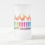 Chanukka-Regenbogen Menorah Mattglas Bierglas<br><div class="desc">Zeitgenössisches Regenbogen menorah,  welches die jüdische Ferienzeit mit den Wörtern glückliches Chanukka feiert. Ursprüngliche Kunst von Weißfischen Künstler Margaret Loftin.</div>