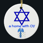 Chanukka- und Weihnachtsfeiertage Keramik Ornament<br><div class="desc">Eine niedliche Feiertagsdekoration mit einer Richtung des Spaßes macht ein Spaßgeschenk für die Häuser,  die Glauben - jüdisch und christlich,  Chanukka und Weihnachten kombinieren.  Der Davidsstern Seite sagt,  wir OY haben und die Weihnachtsmann-Seite sagt,  dass wir FREUDE haben. Koordinierengeschenk eingewickelte Pakete haben die roten und blauen Folienbögen.</div>