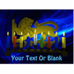 Chanukkah Brass Lion Menorah Fotoskulptur Magnet<br><div class="desc">Dies ist eine 3D-digitale Reproduktion einer Messing Chanukkah Menorah,  mit einem Löwen,  in Israel hergestellt um 1950 von Kerzen beleuchtet auf einem Fraktal Hintergrund. Fügen Sie Ihren eigenen Text The Original menorah in der Sammlung des Künstlers.</div>