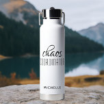 Chaos Coordinator Black Calligraphy Script Name Trinkflasche<br><div class="desc">Chaos Coordinator Black Calligraphy Script Name Insulated Water Bottle bietet ein einfaches Design des Textes "chaos Koordinator" in einem lustigen schwarzen Kalligraphie-Skript mit Ihrem personalisierten Namen unten. Perfektes Geschenk zum Geburtstag,  Weihnachten,  Muttertag,  Lehreranerkenntnis für die fleißige Mutter,  Lehrerin,  Sportteam-Manager oder Arbeitsleiter. Entworfen von © Evco Studio www.zazzle.com/store/evcostudio</div>