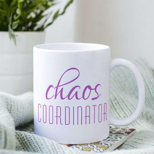 Chaos Coordinator Lila Script-Tasse Kaffeetasse (Von Creator hochgeladen)