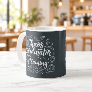 Chaos-Koordinator in Ausbildung Schultafel Tasse