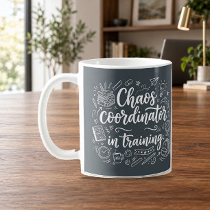 Chaos-Koordinator in Ausbildung Schultafel Tasse