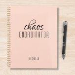Chaos-Koordinator Peach Personalisiert Name Planer<br><div class="desc">Chaos Koordinator Peach Personalisiert Name verkündet den Text "chaos koordinator" in einer lustigen schwarzen Schrift typografisch. Ideal für die geschäftige Mutter, Lehrerin, Sportteam-Manager oder Arbeitssängerin. Von Evco Studio entworfen www.zazzle.com/store/evcostudio</div>