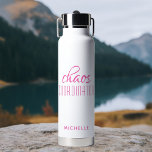 Chaos-Koordinator Pink-Kalligrafie-Skriptname Trinkflasche<br><div class="desc">Chaos Coordinator Pink Kalligraphie Script Name Insulated Water Bottle bietet ein einfaches Design des Textes "chaos Koordinator" in einem lustigen rosa Kalligraphie-Skript mit Ihrem personalisierten Namen unten. Perfektes Geschenk zum Geburtstag,  Weihnachten,  Muttertag,  Lehreranerkenntnis für die fleißige Mutter,  Lehrerin,  Sportteam-Manager oder Arbeitsleiter. Entworfen von © Evco Studio www.zazzle.com/store/evcostudio</div>
