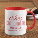 Chaos-Koordinator Red Typografy Personalisiert Tasse<br><div class="desc">Chaos Coordinator Red Typografy Personalisiert Coffee Tasse bietet ein einfaches Design des Textes "chaos koordinator (Ihr Name) angeheizt durch Kaffee" in einem lustigen roten Kalligraphieskript mit Ihrem personalisierten Namen unten. Personalisieren Sie diese, indem Sie den Text in dem dafür vorgesehenen Textfeld bearbeiten. Ideal für die geschäftige Mutter, Lehrerin, Sportteam-Manager oder...</div>