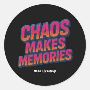 Chaos macht Erinnerungen Retro Synthwave Design lu Runder Aufkleber
