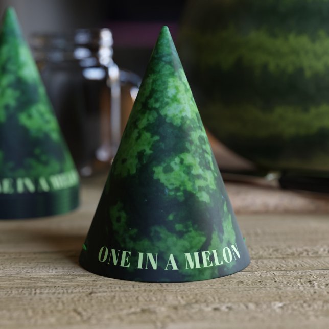 Chapeaux De Fêtes Un dans un Melon Green Watermelon Fruit Anniversai (Be one in a melon in this green watermelon rind party hat!)