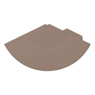 Chapeaux De Fêtes un mur marron avec une horloge