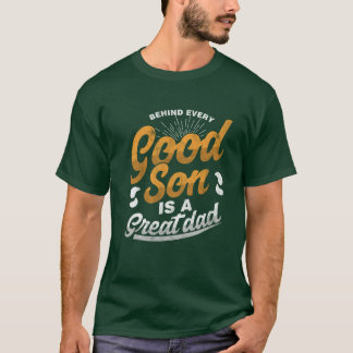 Chaque bon fils avec le T-shirt vert