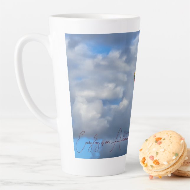 Chaque jour est une aventure Hotair Balloon Mug (En situation)