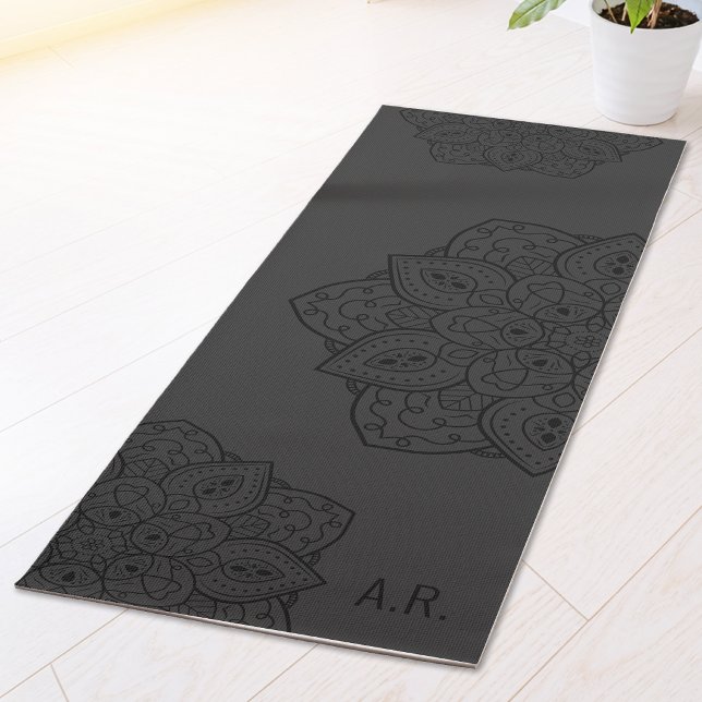 Charcoal Gray Decorative Mandala With Initials Yogamatte (Von Creator hochgeladen)