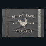 Charcoal Rustic Hühner Personalisierte Bezeichnung Geschirrtuch<br><div class="desc">Mit diesem niedlichen personalisierten Küchentuch mit Familienname oder Bauernname und Jahr,  das in sanfter,  hellbrauner Schrift mit einer Hühnerdarstellung auf kohlegrauem Hintergrund aufgebaut ist,  feiert man das Leben auf dem Bauernhof. Die rustikale Bauernhausgestaltung wird durch die beidseitig bedruckten Rosenstreifen abgerundet.</div>