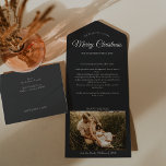 Charcoal Sehr frohe Weihnachtsbrief Foto Collage All In One Einladung<br><div class="desc">Diese Holzkohle ist ein sehr fröhliches Weihnachts-Letter-FotoCollage All in One Invitation-Design mit einer raffinierten, dunkelgrauen Kulisse und einer Mischung aus einfacher Elfenbeinschrift und klassischer Kalligraphie, gepaart mit einem minimalistischen Boho-Stil, das ein perfektes Gleichgewicht zwischen sauberer moderner Eleganz und Vintager Eleganz schafft. Dieses charmante Design ist ein schöner Weg, Ihren Lieben...</div>