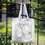 Charleston Liebe Locator | City Map Wedding Welcom Tragetasche<br><div class="desc">Eine lustige Tasche für eine Hochzeit oder andere Anlässe in der schönen Stadt Charleston, South Carolina. In dieser Tasche befindet sich eine übergeordnete Stadtkarte des Stadtzentrums in einem schwarzen Rahmen. An der Spitze befindet sich ein kurzer Begrüßungsgruß und der Name der Stadt. Auf der unteren Seite befinden sich die Längen-...</div>