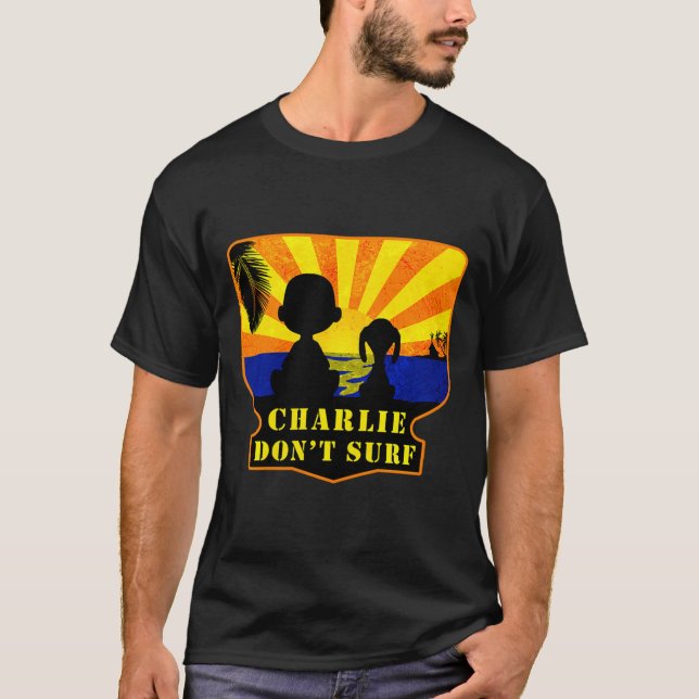 Charlie Don't Surf _ Funny Movie Premium  T-Shirt (Vorderseite)