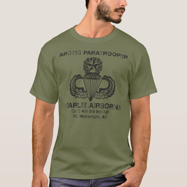 Charlie Im Flugzeug OD Green T-Shirt (Vorderseite)