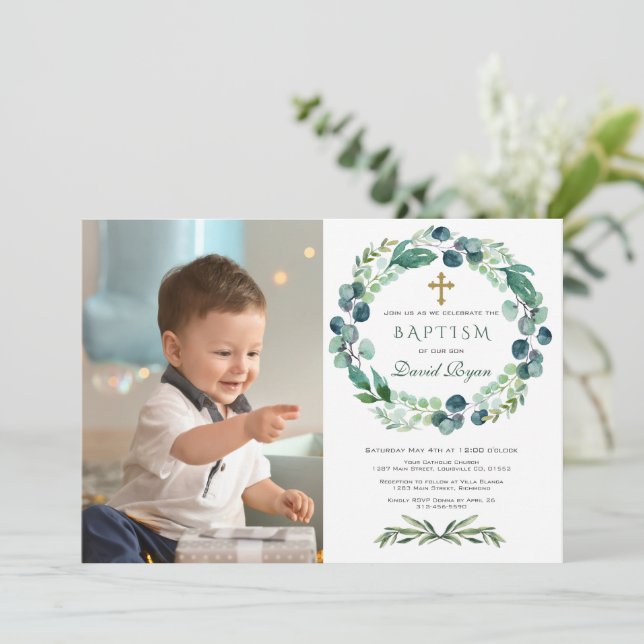 Charm Eukalyptus Foliage Wreath Boy Foto Taufe Einladung (Stehend Vorderseite)
