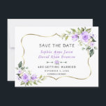 Charm Lavender Blume Gold Frame Wedding Save The Date<br><div class="desc">Elegantes Kartendesign mit Aquarelllavender-Blume und grünen Blätter, einem Goldrahmen für Imitate, einem Blumenspalter auf weißem Hintergrund. Auf dem hinteren Lavendelblumenkranz in Herzform und Initialen. Verwenden Sie das Tool Personalize, um Ihre Informationen hinzuzufügen, Schriftart zu ändern, die Farben des Schriftartes zu ändern. Für passende Artikel besuchen Sie bitte meine Lavender Blume...</div>