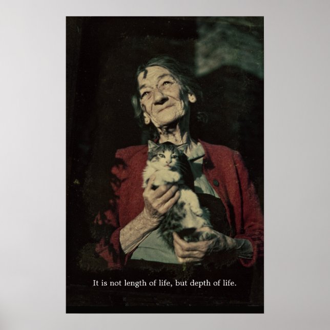 Charmante ältere Dame, die ein Katzenposter hält Poster (Vorne)