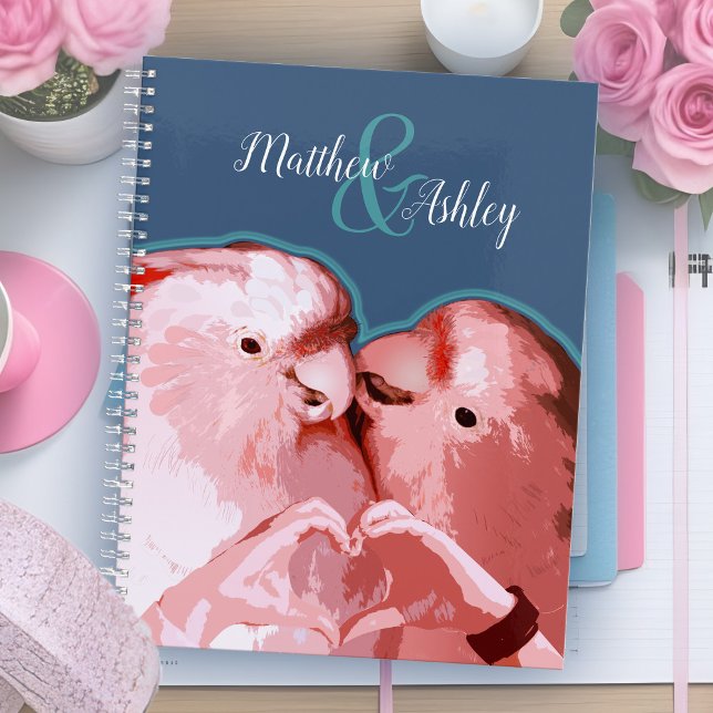 Charmante Pink Cockatoo Fun Herz Hände Hochzeit Planer (Cockatoo sweetheart couple personalized wedding planner, pink and blue pop art parrots love birds)