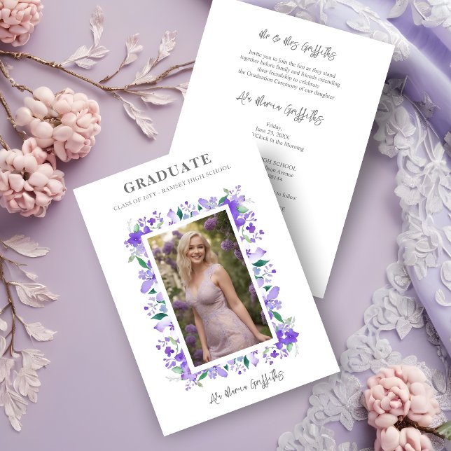 Charmanter Graceful Abschluss Lilac Foto Einladung (Charming Graceful Floral Contemporary Purple Personalized Photo Graduation Invitation Card.)