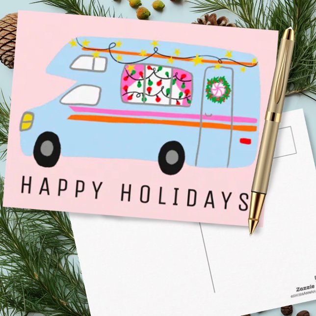 Charmanter Weihnachtscamper Vintag RV Xmas Postkarte (Cute custom holiday postcard with camper in pink and blue)
