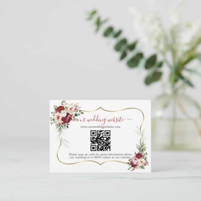 Charming Burgund Blume QR Code Hochzeit Begleitkarte (Stehend Vorderseite)