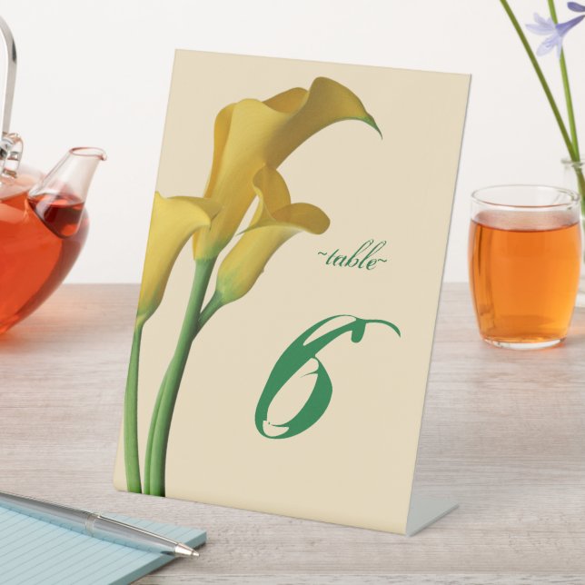 Charming Calla Lily Wedding Tischnummer Sockelschild (In Situ)