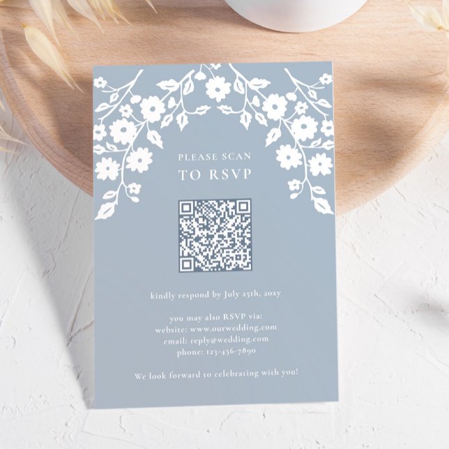 Charming Dusty Blue White Blume Floral QR Code RSVP Karte (Von Creator hochgeladen)