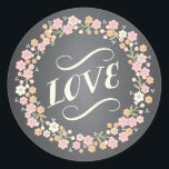 Charming Garden Floral Wreath Wedding Liebe Sticke Runder Aufkleber<br><div class="desc">Dieses hübsche Blume-Kranz-Design in Weich-Rosa,  Aprikose und Elfenbein umkreist das charmante "Liebe"-Typografie-Design auf diesem Gastgeschenk Hochzeit-Aufkleber-Set auf einem beliebten schwarzen Chalkboard-Hintergrund. Elegant und dennoch lässig,  ist es ein perfektes Accessoire für jede Frühjahrs- oder Gartenhochzeit. Verwendung als Siegel auf Umschlägen,  in Kuchenoberflächen oder Essensstapel verwandeln oder Gastgeschenke Hochzeiten dekorieren.</div>