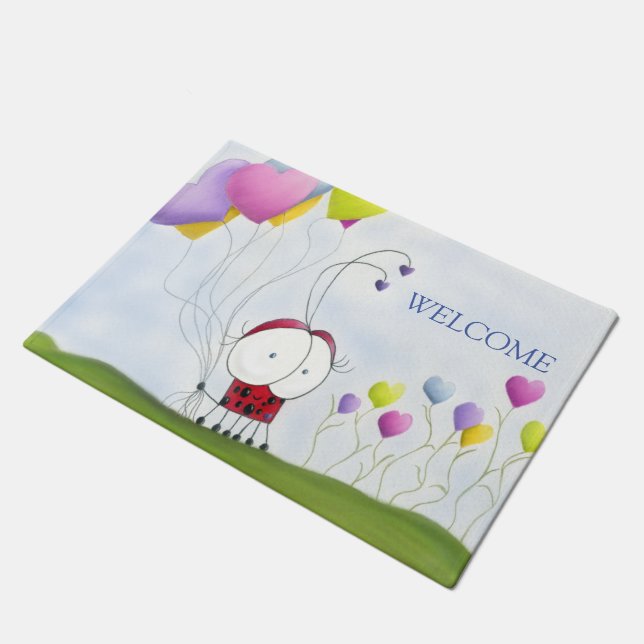 Charming Ladybug mit farbenfrohen Herzballons Fußmatte (Schrägansicht)