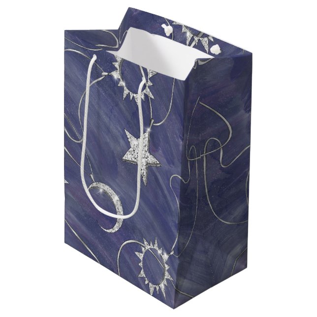 Charming Mystique Silver Moon | Stars Sun Amulet Mittlere Geschenktüte (Vorderseite Schrägansicht)