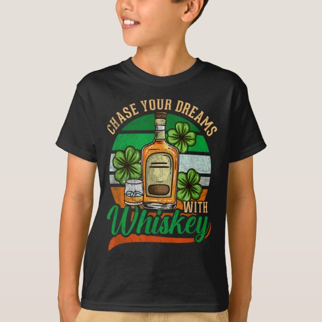 Chase Your Dreams With Whiskey I Funny St. Patrick T-Shirt (Vorderseite)